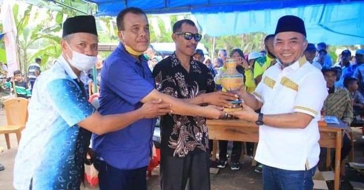 Bupati Labuhanbatu H Andi Suhaimi Dalimunthe saat menerima cinderamata dari panitia.