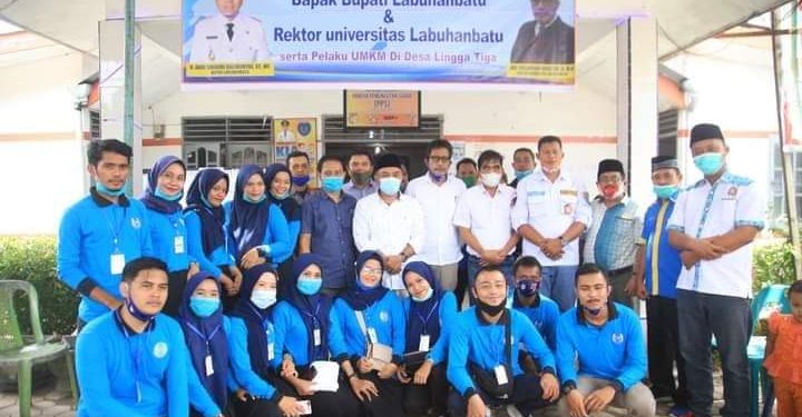 Bupati Labuhanbatu, H Andi Suhaimi berfoto bersama dengan mahasiswa/i ULB.