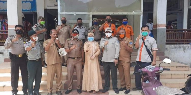 Sekdaprov bersama sejumlah pejabat Labuhanbatu usai membagikan masker di Pasar Gelugur, Rantauprapat.