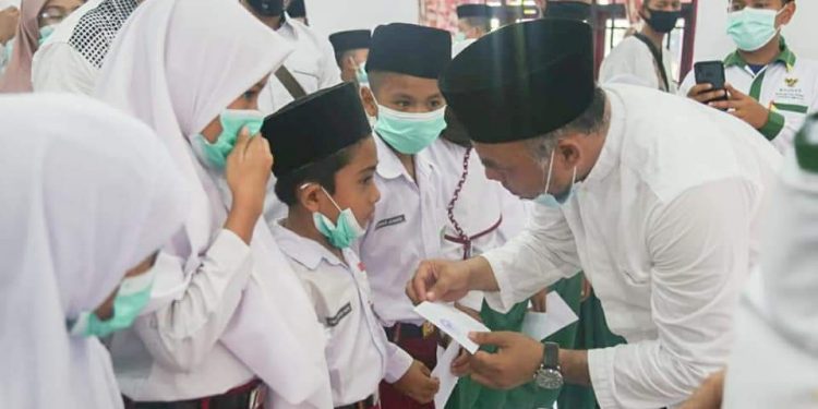 Bupati Labuhanbatu, H Andi Suhaimi Dalimunthe ST MT saat menyalurkan zakat dari BAZNAS.