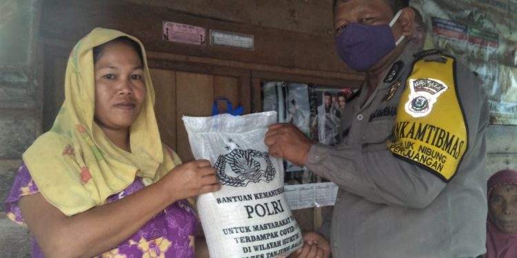 Suasana penyerahan bansos Beras Polri kepada warga terdampak Covid-19 di Kota Tanjungbalai.