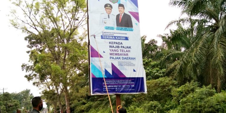 Panwas Kecamatan Meranti tertibkan spanduk-spanduk Bupati Asahan.
foto/teks: edi surya