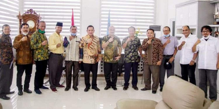 Pjs Bupati Labuhanbatu, Drs Mhd Fitryus SH MSP foto bersama pengurus BKAG Labuhanbatu.