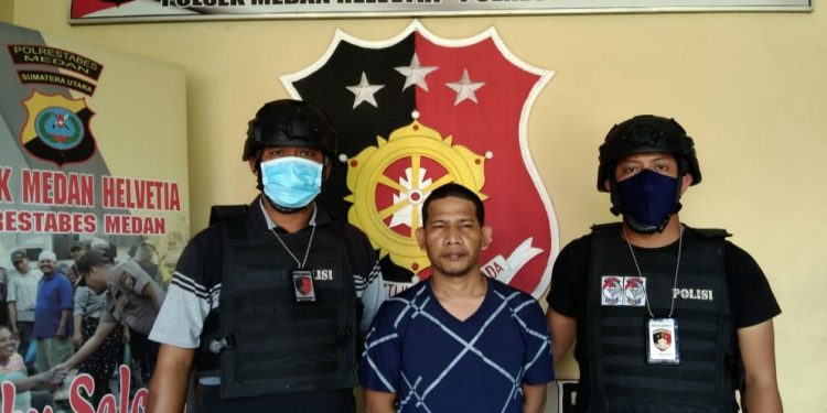 Tersangka saat diamankan polisi