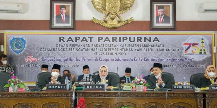 Pjs Bupati Labuhanbatu bersama Ketua DPRD Labuhanbatu saat menggelar rapat paripurna HUT ke-75 Kabupaten Labuhanbatu.