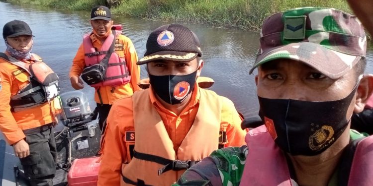 BPBD Labuhanbatu Utara dan TNI menyisir Sungai Simangalam mencari korban.
foto/teks: richard silaban