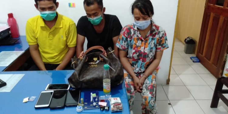 Ketiga tersangka berikut seluruh barang bukti diamankan di Mapolres Pematangsiantar.