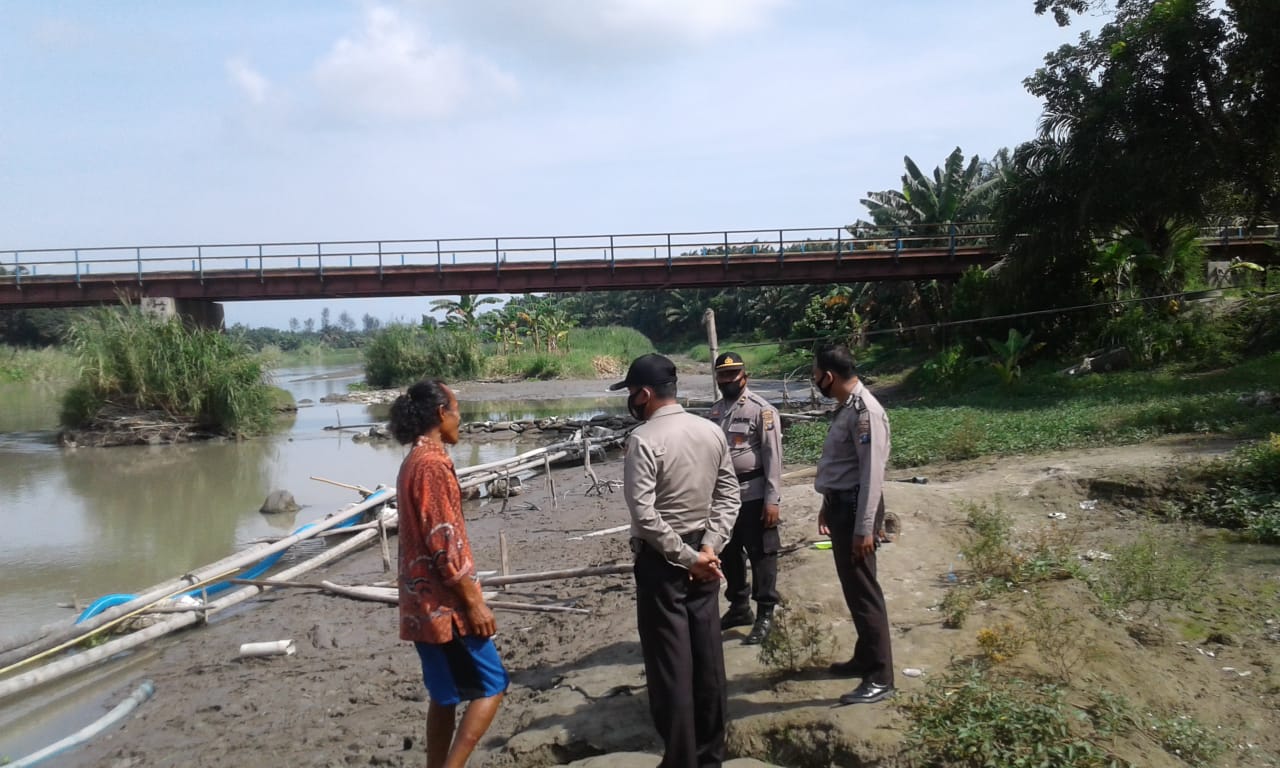 Pencarian terhadap korban yang hanyut di sungai.