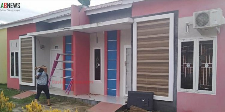 Rumah kontrakan Oknum Anggota DPRD Labura dan istri mudanya saat didatangi istri tua Doni Manik, beberapa waktu lalu.
foto/teks: sofyan butar butar