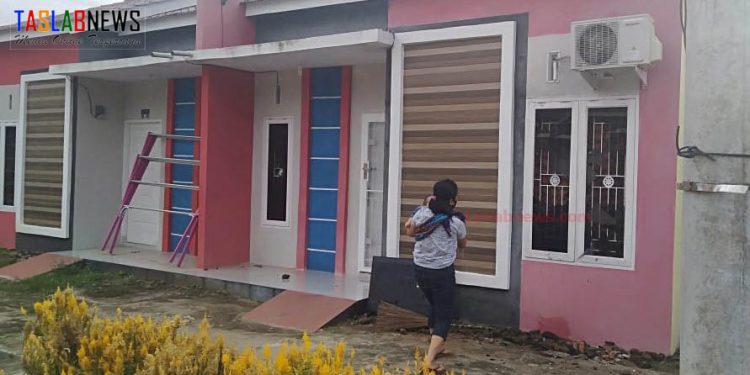 Istri tua Oknum Anggota DPRD Labura, Boru Marbun saat mendatangi rumah kontrakan Doni Manik dan istri mudanya.
foto/teks: sofian butar butar