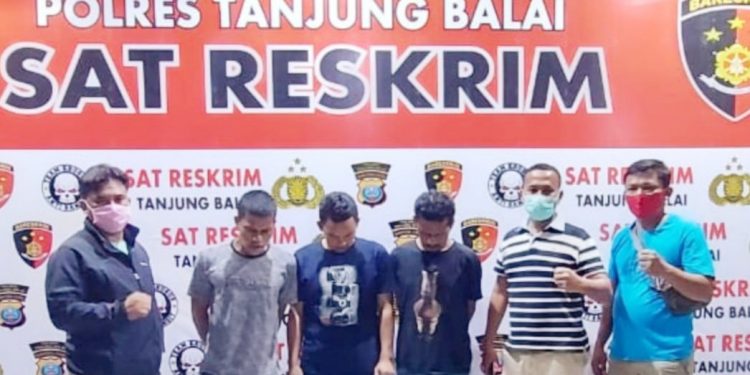 Ketiga tersangka saat diamankan di Polres Tanjungbalai.