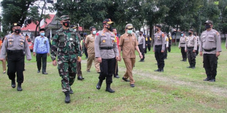 Kapolres Pematangsiantar memeriksa pasukan dalam apel gabungan Kesiapsiagaan Penanggulangan Bencana.