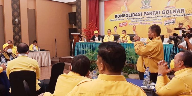 Ketua DPD Partai Golkar Sumut, H Musa Rajekshah saat memimpin rapat konsolidasi partai di Kota PSP.