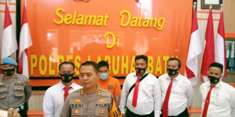 Kapolres Labuhanbatu AKBP Deni Kurniawan didampingi Kasat Narkoba AKP Martualesi Sitepu (kiri) memberikan keterangan dalam konferensi pers.