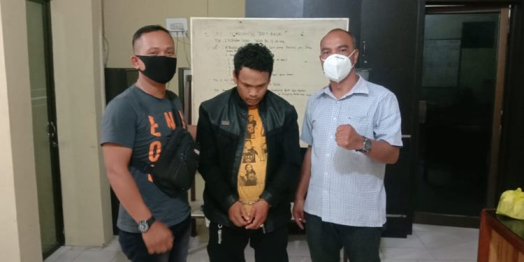 (Ignatius Siagian/taslabnews) Tersangka Erwinsyah alias Ewin saat diamankan di Mako Polres Tanjungbalai.