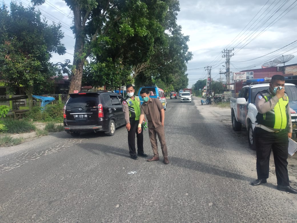 Polisi melakukan olah TKP di lokasi kecelakaan lalulintas.