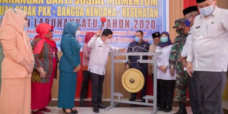 Pjs.Bupati Labuhanbatu bersama kepala OPD setempat saat membuka acara tersebut.