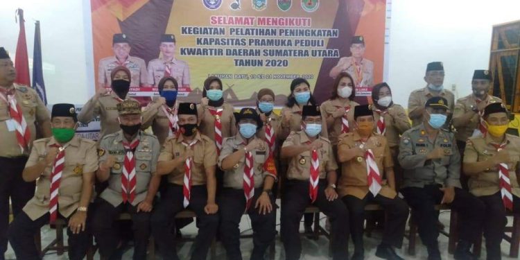 Pjs Bupati Labuhanbatu saat berfoto bersama dengan Ketua dan Kwartir Pramuka di SMK Pemda Rantauprapat.