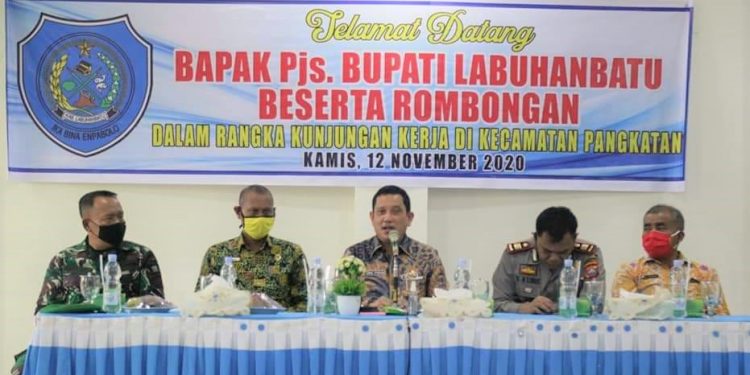 Pjs Bupati Labuhanbatu (tengah) saat menyampaikan pidatonya.