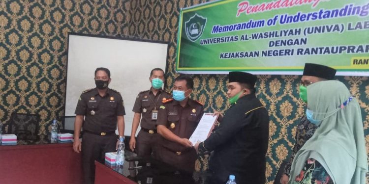 Kejari Labuhanbatu dan Universitas Al Wasliyah Labuhanbatu melakukan Mou.
foto/teks: richard silaban