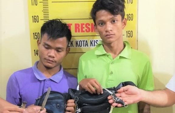 Andi Syahputra dan Febri Endika Hutajulu beserta barang bukti diamankan di Mapolsek Kota Kisaran.
foto/teks: Edi Surya