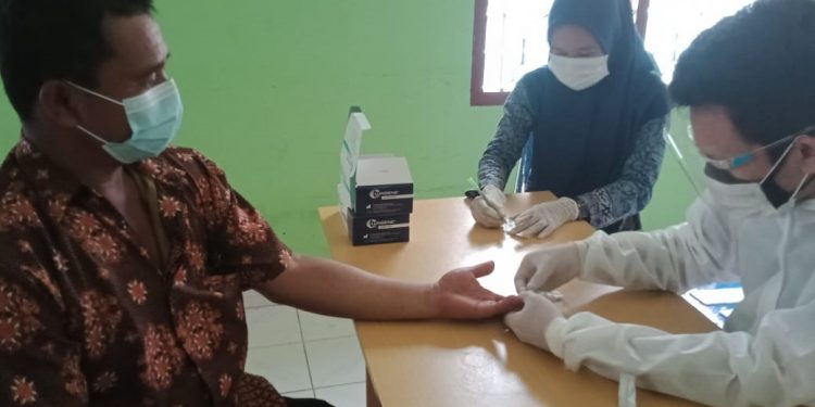 Pelaksanaan Rapid Test di Kantor Panwaslu Kecamatan Pulau Rakyat Asahan.
foto/teks: sofyan butar butar