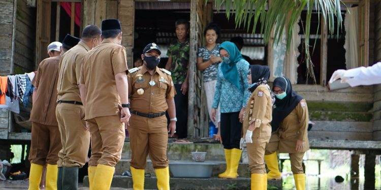 Saat Wali Kota Tanjungbalai H M Syahrial dan rombongan meninjau banjir.
foto/teks: ignatius siagian