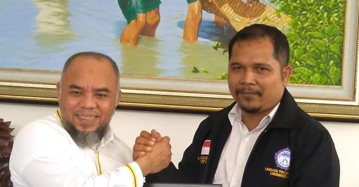 Bupati Labuhanbatu H Andi Suhaimi Dalimunthe ST MT (kiri).