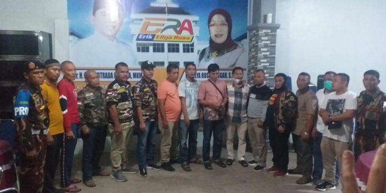 Ketua PKS Labuhanbatu Ilham selaku juru bicara pasangan ERA saat temu pers didampingi Ketua Partai pendukung dan Ketua Ormas serta OKP bertempat di Posko Pemenangan ERA.