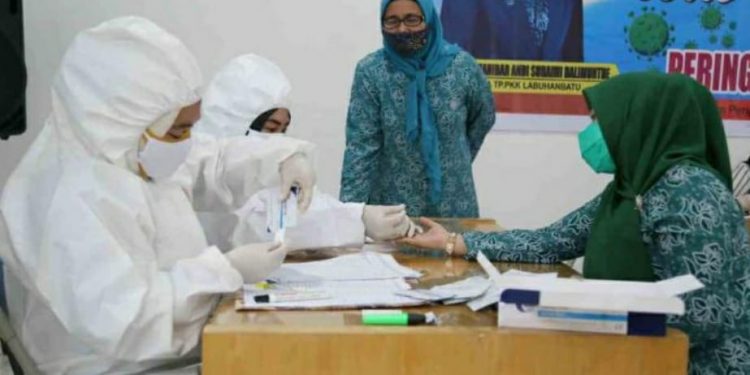 Salahseorang anggota PKK Labuhanbatu saat menjalani Rapid Test Covid-19 Gratis.