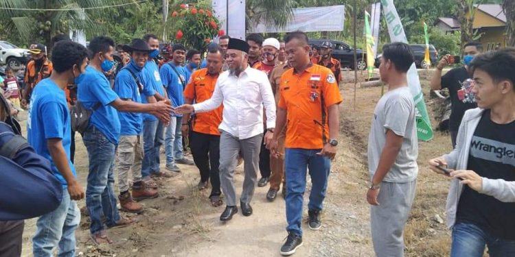 Bupati Labuhanbatu H Andi Suhaimi Dalimunthe ST MT saat disambut warga.