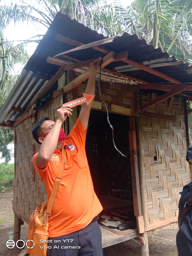 Polisi mengecek Lokasi tempat korban gantung diri