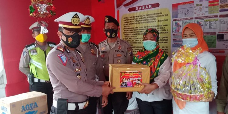 Bingkisan Natal Kepada Petugas Pos Pam Ops Lilin Toba 2020