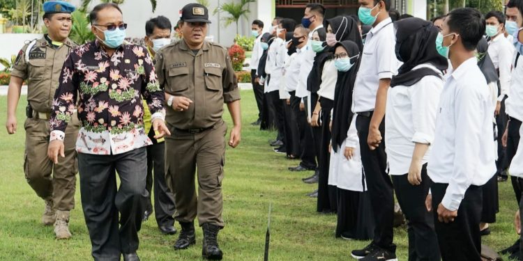 Sekdakot Tanjungbalai, Yusmada memeriksa barisan peserta apel gabungan di halaman Kantor Walikota Tanjungbalai.
foto/teks: RBB