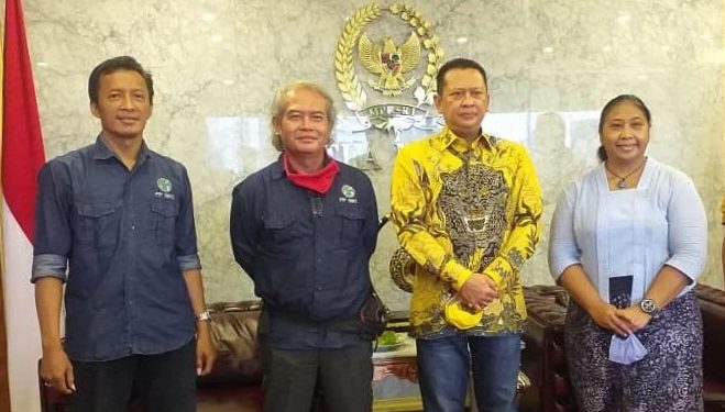 Ketua MPR, Bambang Soesatyo (baju kuning), Ketum IWO (no 2 dari kiri), Sekjen IWO (paling kiri) dan Bendum IWO (paling kanan).