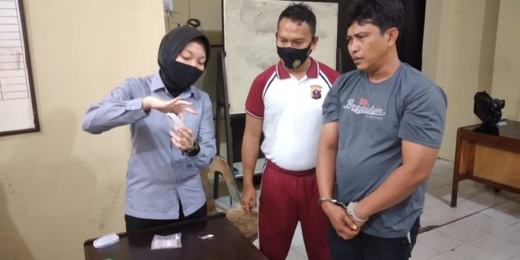 Tersangka Irwansyah Dalimunthe alias Wong Budi setelah diamankan di Polres Tanjungbalai.