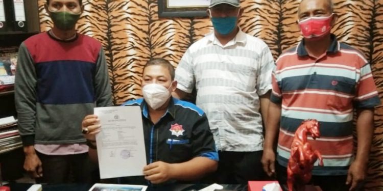 Kuasa Hukum Pelapor, Hendra Gunawan SH MH (posisi duduk) bersama klien menunjukkan surat laporan ke Polres Asahan saat ditemui di Kantor Hukum Alya Keadilan.