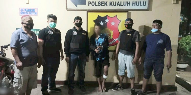 WS, pelaku curas diamankan personel Polsek Kualuh Hulu dan barang bukti.
Foto/teks: richard silaban