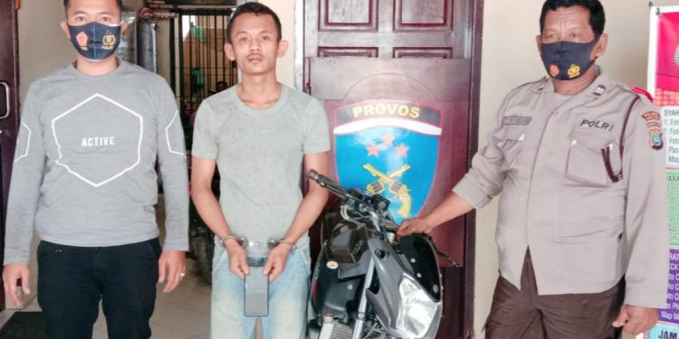 Tersangka M Iqbal beserta barang bukti diamankan di Polsek Datuk Bandar Polres Tanjungbalai.