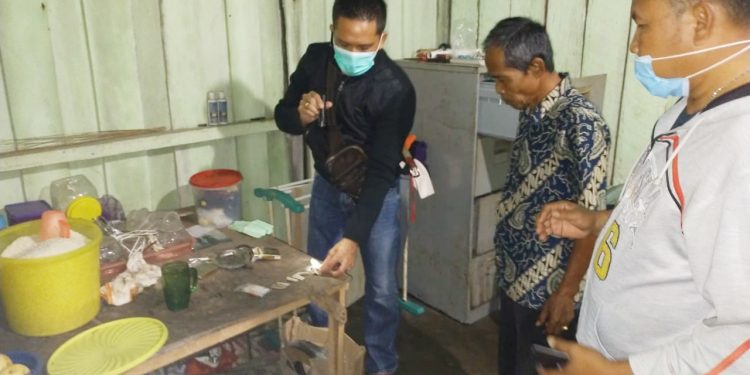 Disaksikan Kepling, Personil Polsek Kisaran Kota menemukan barang bukti di rumah kontrakan tersangka Upah Tendi Bangun.