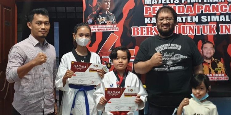 Taekwondo Simalungun Sabet 2 Medali Perak Dikejuaraan Virtual Indonesian Youth and Sport di Sumsel