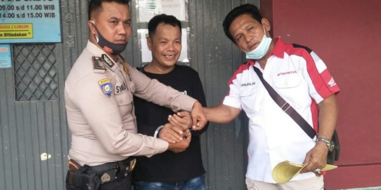 Pelaku penganiayaan H M Ikbal alias H Ikbal (baju hitam) saat ditangkap kembali Sat Reskrim Polres Tanjungbalai usai keluar dari Lapas.