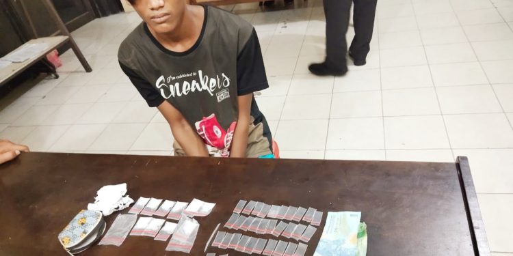 Tersangka Dandi alias Polin berikut dengan barang bukti setelah diamankan di Polres Tanjungbalai.