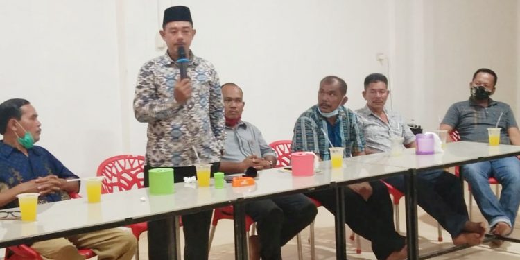 Kades Serdang, Gunawan melantik sekaligus menyatakan dukungan terhadap wadah PUK Desa Serdang.
foto/teks: edi surya