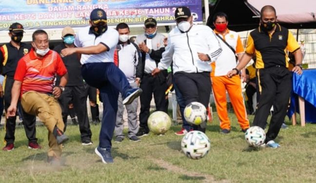 Suasana pembukaan Turnamen Sepak Bola Danlanal Cup 2021 yang dipusatkan di Stadion Asahan Sakti di Jalan Pahlawan, Kelurahan Pantai burung, Kecamatan Tanjungbalai Selatan, Kota Tanjungbalai.