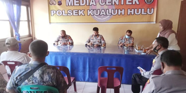 Kapolsek Kualuh Hulu, AKP Sahrial Sirait (tengah) dalam pertemuan dengan insan pers mendukung program 100 hari kerja Kapolri.
foto/teks: richard silaban