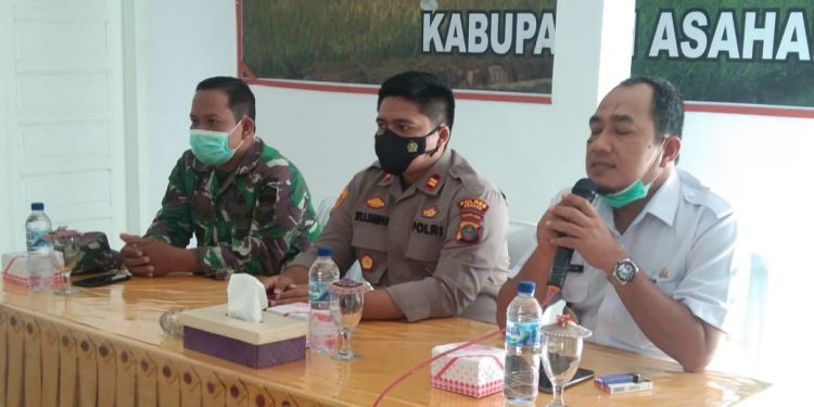 Camat Meranti, Khualid Armansyah (kanan), Kapolsek Kota Kisaran, Iptu Joy Anand Putra Sianipar STrk (tengah) dan perwakilan Danramil 18.
foto/teks: edi surya