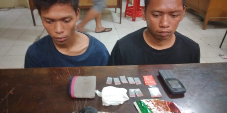 Kedua tersangka berikut barang bukti saat diamankan Sat Res Narkoba Polres Tanjungbalai.