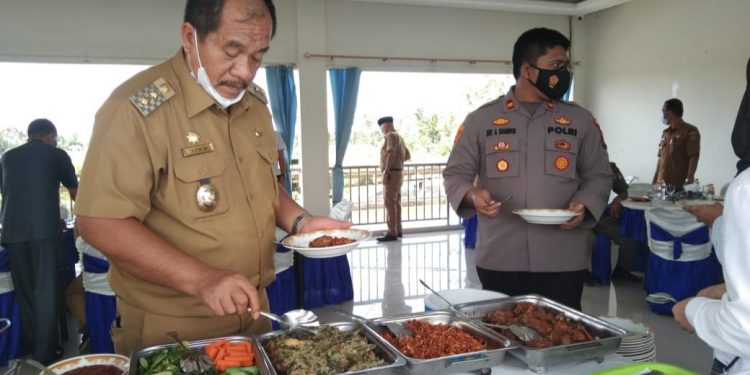 Wakil Bupati Asahan, Taufik Zainal Abidin bersama Kapolsek Kota Kisaran, Iptu Joy Ananda Putra Sianipar (kanan).
foto/teks: edi surya