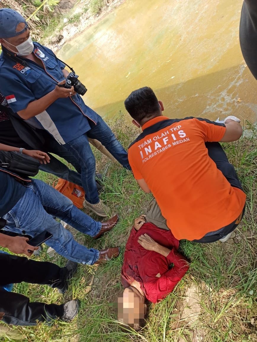 Polisi melakukan evakuasi terhadap mayat wanita yang ditemukan mengambang di kolam ikan